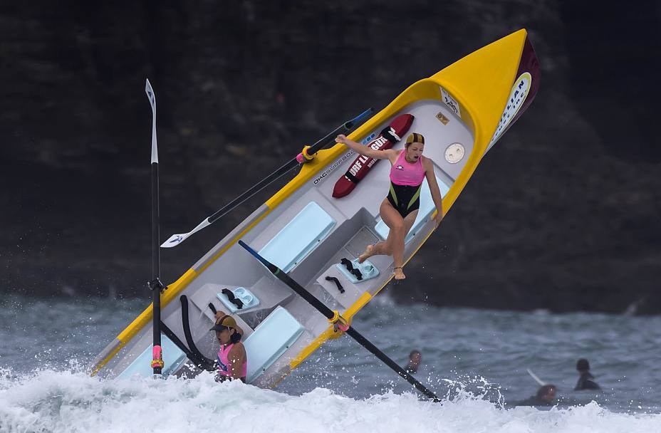 Un’onda imprevista coglie di sorpresa un equipaggio durante la gara di Giant surf boat ad Auckland, Nuova Zelanda (Action Images)